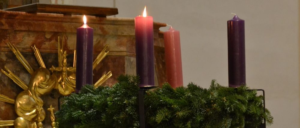 Bild enthält, Altar, Church, Prayer, Candle, Fir, Plant, Tree, Flower Arrangement, Head, Person
