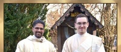 Zwei Priester in weißen Roben stehen vor einer Kapelle mit einem Kruzifix. Das Bild hat einen grünen Banner mit Text, der 'Pfarrblatt' und 'Kainsdorf' lautet. Es enthält auch ein Logo und einen Datumsbereich von Juni bis September 2025.
