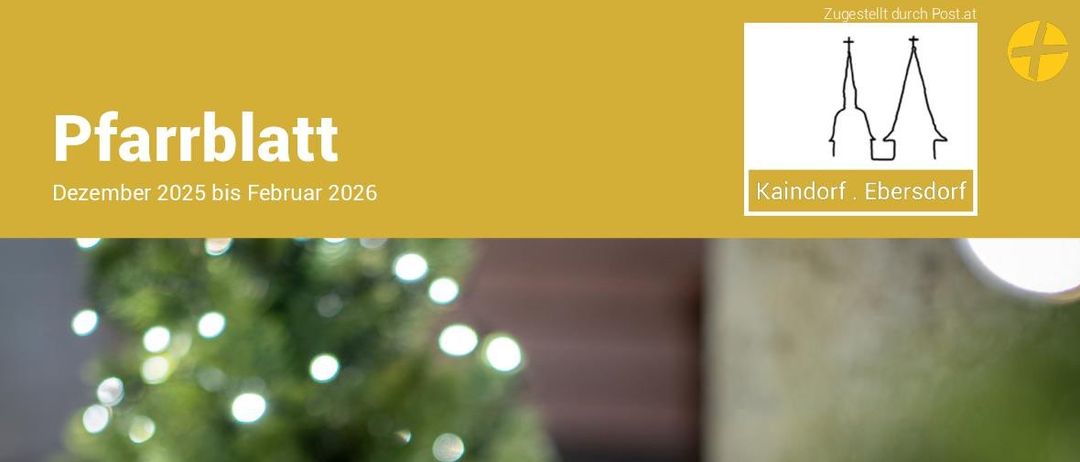 Eine Tonskulptur eines Babys liegt in einer hölzernen Krippe, umgeben von Heu, mit einem Weihnachtsbaum im Hintergrund. Das Bild hat eine deutsche Bildunterschrift.