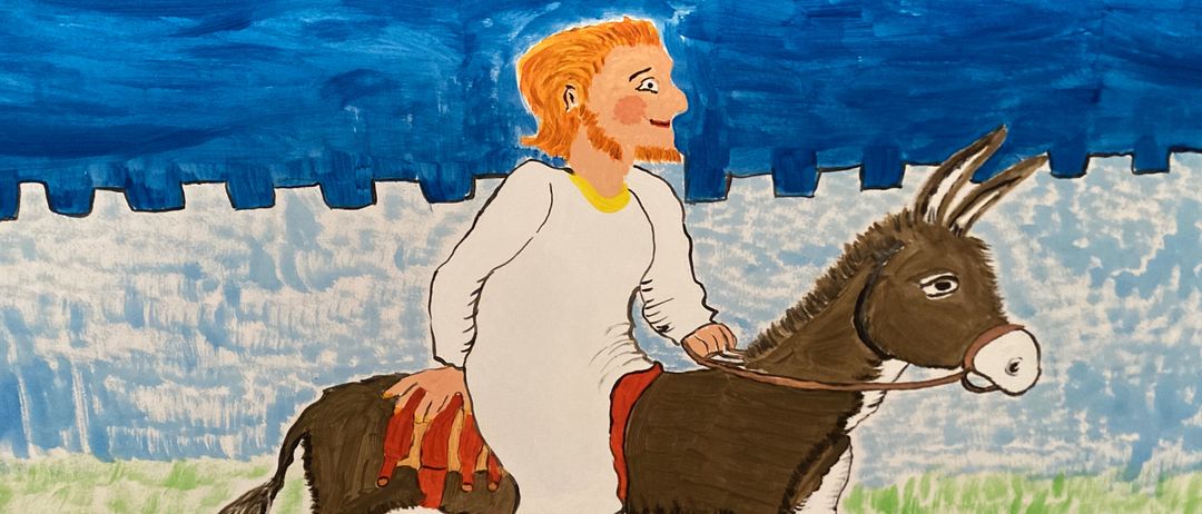 Ein Mann mit einem roten Umhang reitet einen Esel in einer Freiluftumgebung, mit blauem Himmel und weißer Wand im Hintergrund.