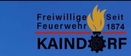 Ein Bild einer modernen Kirche mit einem grasbewachsenen Hügel, einem weißen Textüberlagerung und einem kleinen Glockenturm. Das Gebäude ist von Gras umgeben und hat ein weißes Dach.