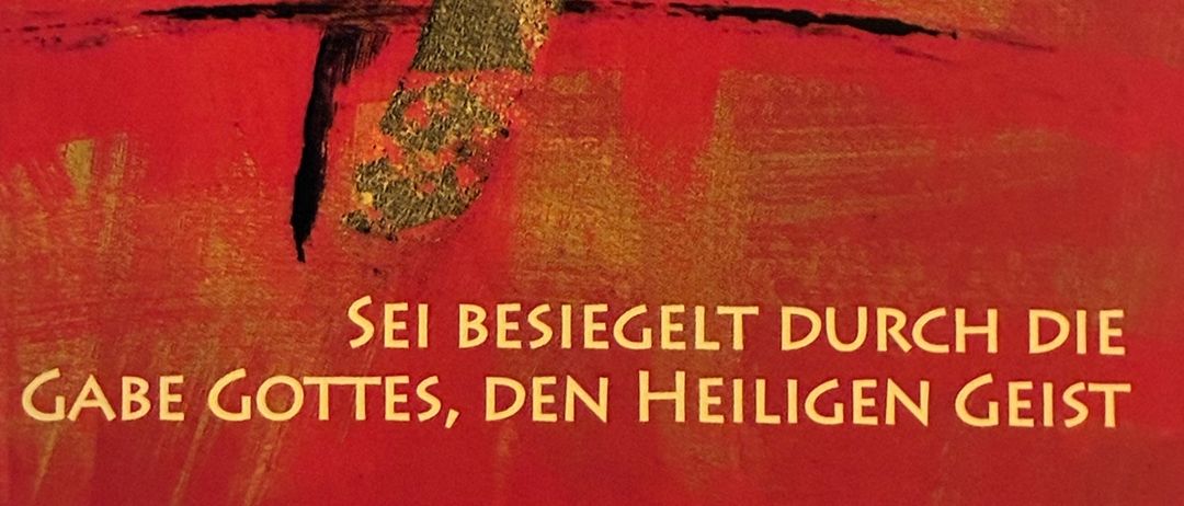 Ein roter Umschlag mit einer golden-gelben Figur und dem Text 'Besiegelt durch die Gabe Gottes, den Heiligen Geist'. Das Design zeigt eine Silhouette einer Figur mit einem golden-gelben Hintergrund.