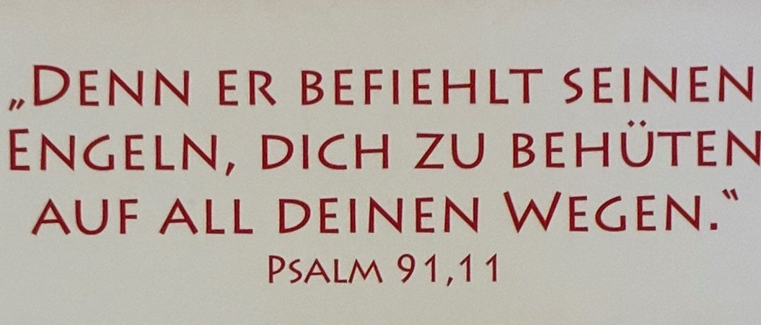 Ein Dokument mit einer religiösen Segnung, einer Unterschrift, einem Zitat aus Psalm 91,11 und einem Bild von Helmut Loder. Der Text ist auf Deutsch und beinhaltet einen Wunsch für das Wohlergehen und den Schutz des Empfängers.