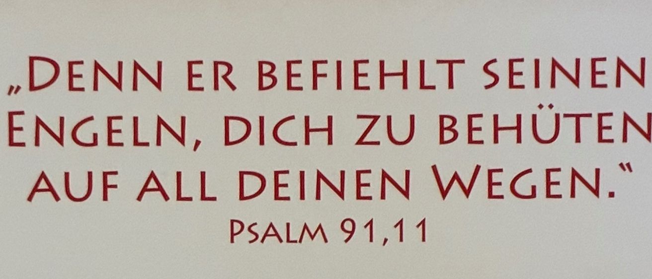 Ein Dokument mit einer religiösen Segnung, einer Unterschrift, einem Zitat aus Psalm 91,11 und einem Bild von Helmut Loder. Der Text ist auf Deutsch und beinhaltet einen Wunsch für das Wohlergehen und den Schutz des Empfängers.