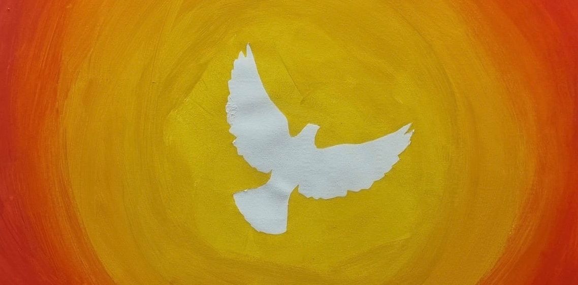 Ein lebhaftes kreisförmiges Gemälde zeigt eine weiße Taube in der Mitte mit einem Farbverlauf im Hintergrund aus Orange und Gelb.