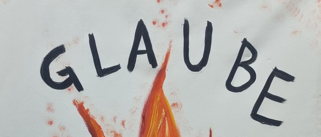 Ein handbemalter weißer Hintergrund zeigt eine leuchtend orange Flamme mit dem Wort Glaube in Schwarz oben. Die Flamme ist dynamisch, mit mehreren Punkten, die nach oben reichen.