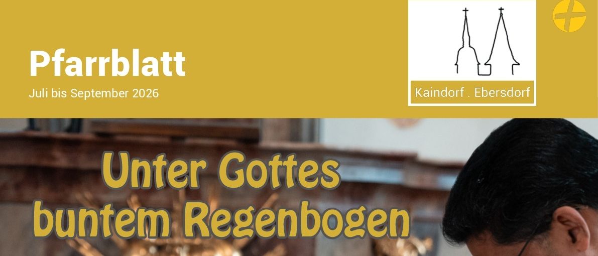 Ein Priester hält eine Schüssel und spricht zu einer Gruppe von Kindern in einer Kirche. Das Mädchen in der Mitte trägt eine Blumenkrone.