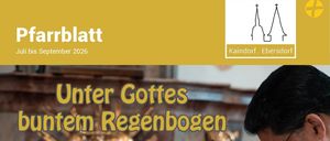 Ein Priester hält eine Schüssel und spricht zu einer Gruppe von Kindern in einer Kirche. Das Mädchen in der Mitte trägt eine Blumenkrone.