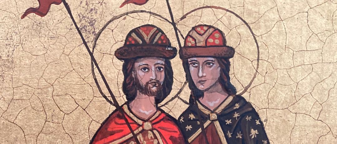 Ein Gemälde zeigt zwei Personen, die auf einem Pferd reiten und Fahnen halten. Der Mann trägt einen roten Umhang und einen Hut, die Frau ein schwarzes Gewand. Sie reiten durch eine Wüstenlandschaft mit einem kleinen Baum.