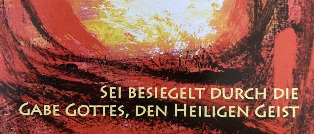 Ein abstraktes Gemälde mit einem großen zentralen Sonnenaufgang in leuchtenden roten und gelben Farbtönen, umgeben von wirbelnden Mustern. Am unteren Rand des Bildes befindet sich ein Zitat in deutscher Sprache.