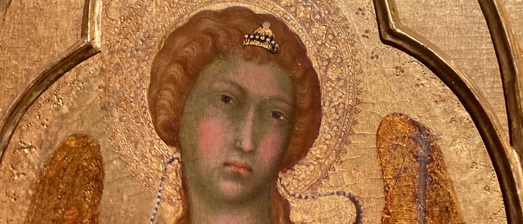 Ein religiöses Gemälde zeigt einen Engel mit goldenen Flügeln, einer goldenen Krone und einem farbenfrohen Halsband. Der Engel trägt ein rosa und blaues Gewand.