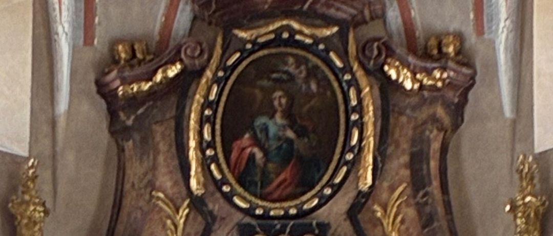 Ein großer Altar in einer Kirche mit aufwendigen Gold- und Marmordetails, einem zentralen Gemälde einer religiösen Szene und Statuen auf beiden Seiten.