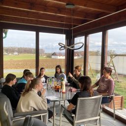 Bild enthält, Restaurant, Dining Room, Dining Table, Table, Adult, Female, Person, Woman, Cafeteria, Chair