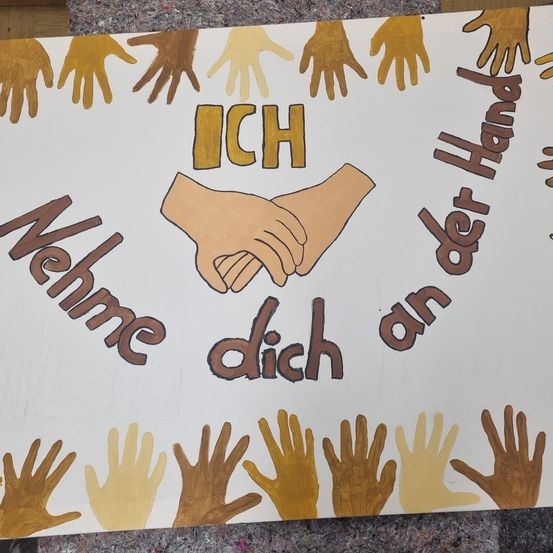 Bild enthält, Person, Body Part, Hand, Text, Symbol, Finger, Clothing, Glove, Number