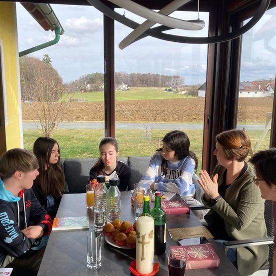 Bild enthält, Restaurant, Adult, Female, Person, Woman, Cup, Boy, Male, Teen, Lunch