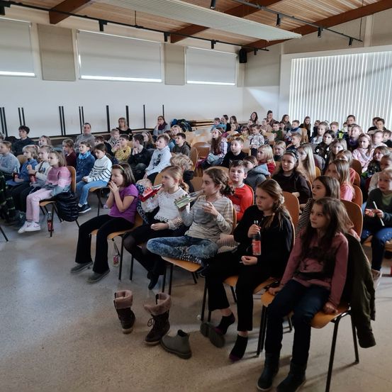 Bild enthält, People, Person, College, Crowd, Classroom, Indoors, School, Lecture, Child, Female