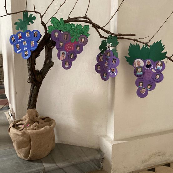 Bild enthält, Art, Handicraft, Potted Plant, Person, Symbol, Number, Text, Rug, Face, Head