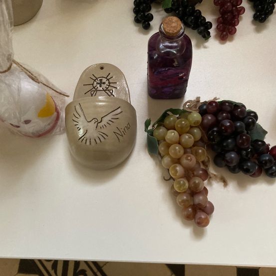 Bild enthält, Food, Fruit, Grapes, Plant, Produce, Bottle, Cosmetics, Perfume