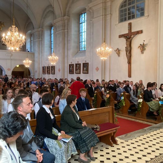 Bild enthält, Indoors, Prayer, Handbag, Person, Chapel, Adult, Female, Woman, Male, Man