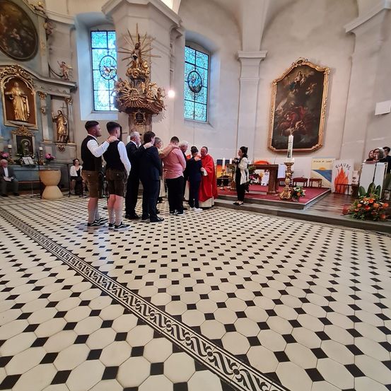 Bild enthält, Floor, Indoors, Person, Flooring, Candle, Prayer, Shoe