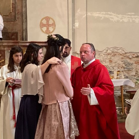 Bild enthält, Adult, Male, Man, Person, Female, Woman, Glasses, Bride, Priest, Face