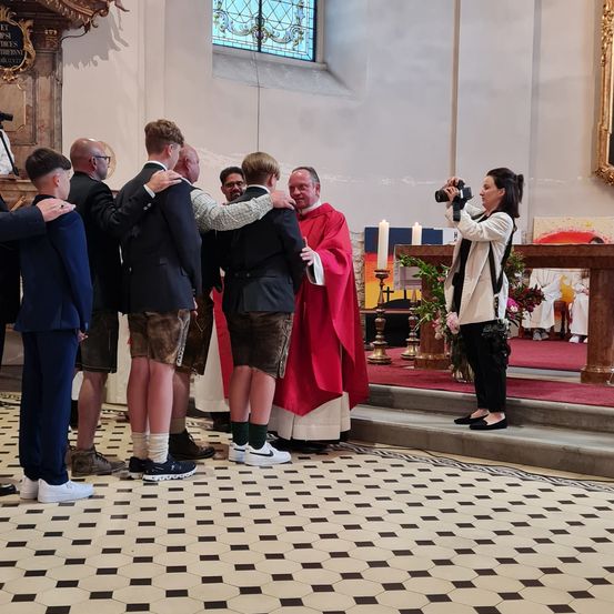 Bild enthält, Coat, Shorts, Adult, Male, Man, Person, Female, Woman, Prayer