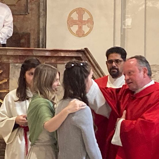 Bild enthält, Adult, Female, Person, Woman, Male, Man, Altar, Face, Cross, People