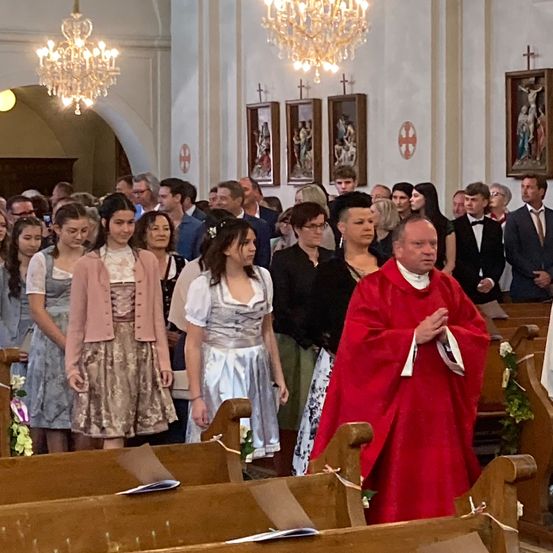 Bild enthält, Adult, Female, Person, Woman, Male, Man, Prayer, Face, Chandelier