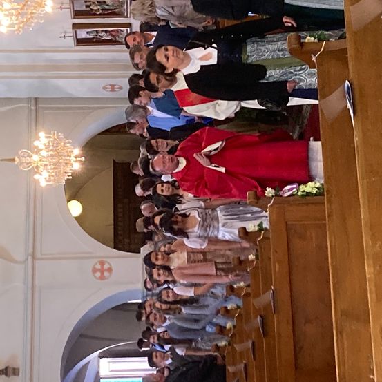 Bild enthält, Adult, Female, Person, Woman, Male, Man, Prayer, Child, Girl, Indoors