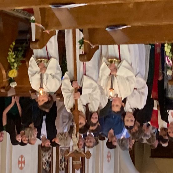 Bild enthält, Prayer, Indoors, Person, Chapel, Church, Chandelier, Lamp, Shoe