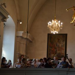 Bild enthält, Chandelier, Lamp, Altar, Person, Adult, Female, Woman, Flooring, Indoors, Face