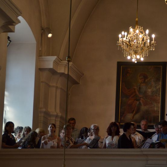 Bild enthält, Chandelier, Lamp, Person, Altar, Architecture, Building, Prayer, Face, Indoors, Interior Design
