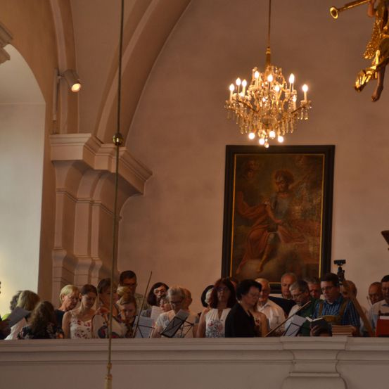 Bild enthält, Chandelier, Lamp, Altar, Architecture, Building, Prayer, Person, Face, Indoors, People