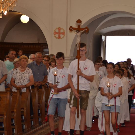 Bild enthält, Cross, Altar, Adult, Male, Man, Person, Female, Woman, Flooring, Wood