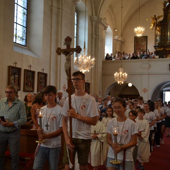 Bild enthält, Chandelier, Lamp, Altar, Building, Adult, Male, Man, Person, Indoors, Face