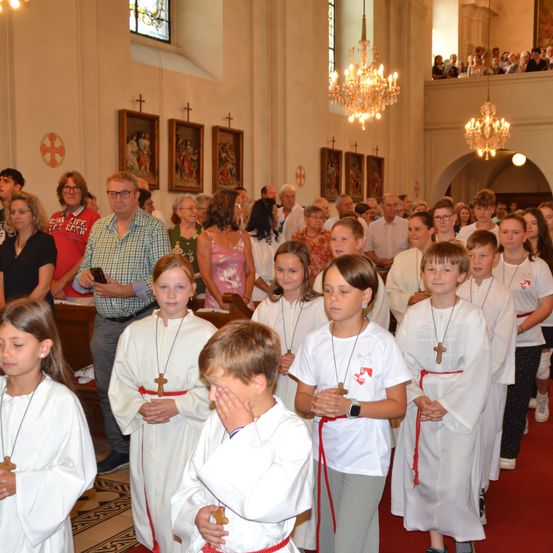 Bild enthält, Adult, Female, Person, Woman, Altar, Face, Head, Shoe, Shorts, Fashion