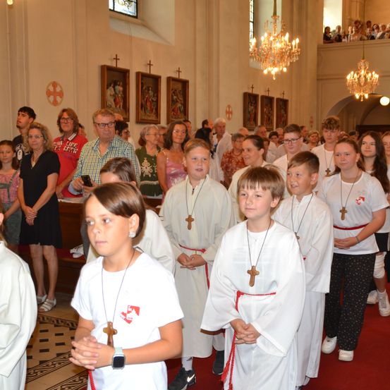 Bild enthält, Adult, Female, Person, Woman, Altar, Chandelier, Male, Man, Fashion, Face