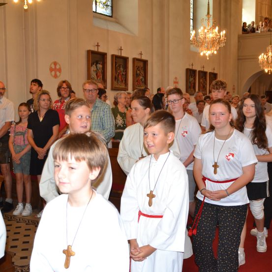 Bild enthält, Adult, Female, Person, Woman, Altar, Bride, Face, Shoe, Shorts, People