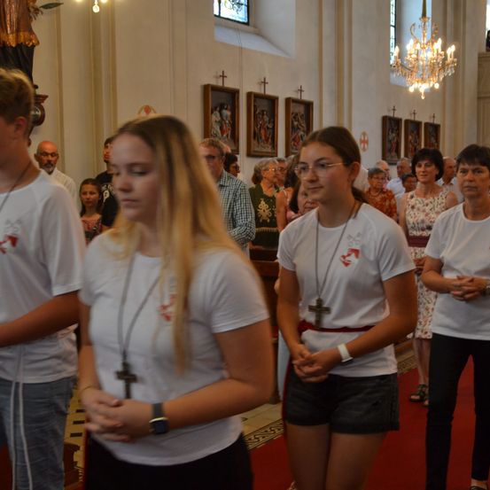 Bild enthält, Chandelier, T-Shirt, Adult, Female, Person, Woman, Boy, Male, Teen, People