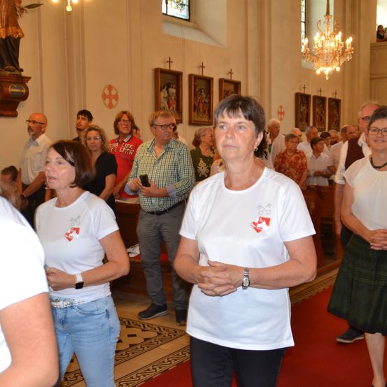 Bild enthält, Skirt, Adult, Female, Person, Woman, Male, Man, Jeans, Shoe, Face