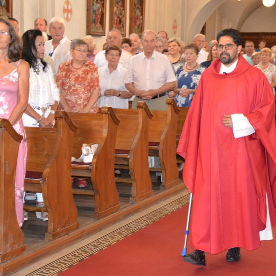 Bild enthält, Fashion, Adult, Female, Person, Woman, Male, Man, Dress, Wood, Indoors