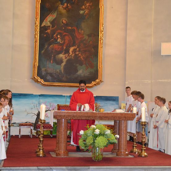 Bild enthält, Altar, Prayer, Flower, Flower Arrangement, Flower Bouquet, Adult, Male, Man, Person, Candle