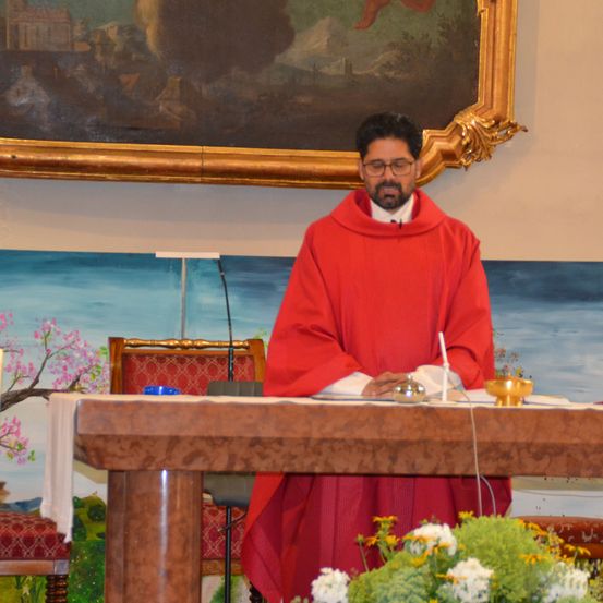 Bild enthält, Flower, Flower Arrangement, Flower Bouquet, Altar, Adult, Male, Man, Person, Candle, Priest