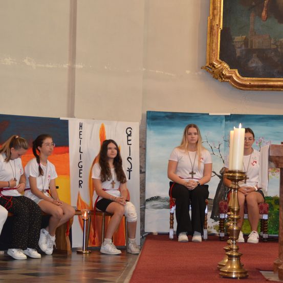 Bild enthält, Altar, Floor, Flooring, Female, Girl, Person, Teen, Adult, Woman, Shoe