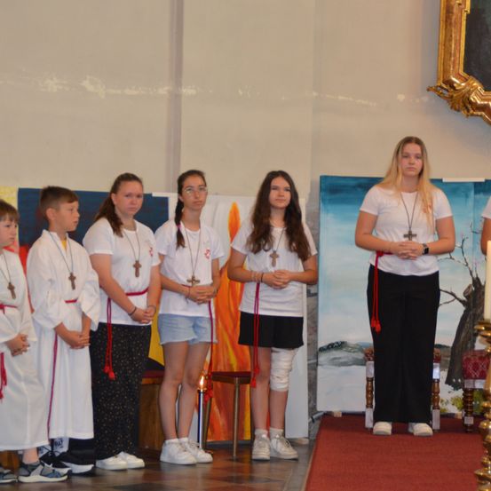 Bild enthält, Altar, Female, Girl, Person, Teen, Adult, Woman, Shorts, Boy, Child