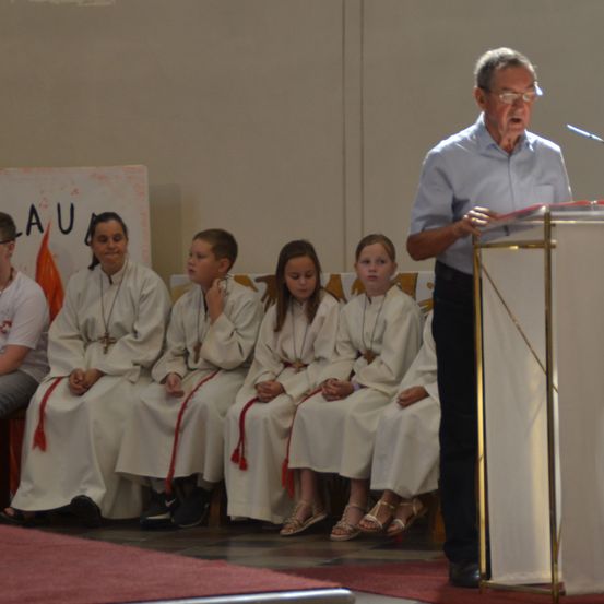 Bild enthält, People, Person, Crowd, Adult, Female, Woman, Male, Man, Audience, Candle