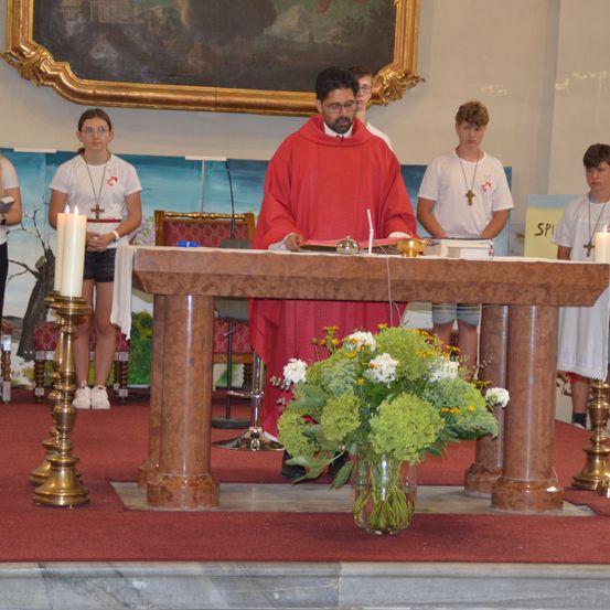 Bild enthält, Altar, Flower, Flower Arrangement, Flower Bouquet, Adult, Female, Person, Woman, Male, Man