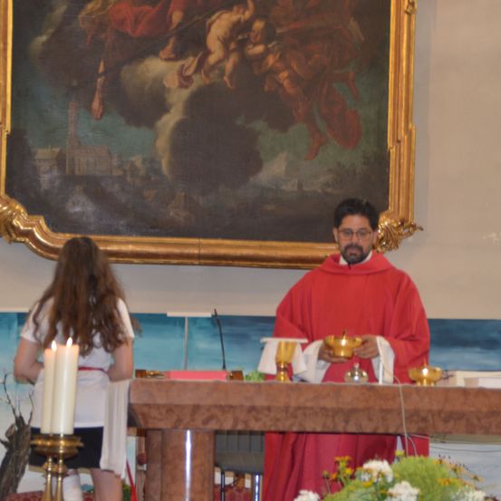 Bild enthält, Altar, Flower, Flower Arrangement, Flower Bouquet, Person, Adult, Male, Man, Boy, Teen