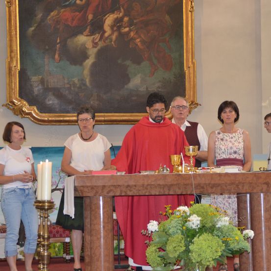 Bild enthält, Altar, Flower, Flower Arrangement, Flower Bouquet, Adult, Female, Person, Woman, Jeans, Man