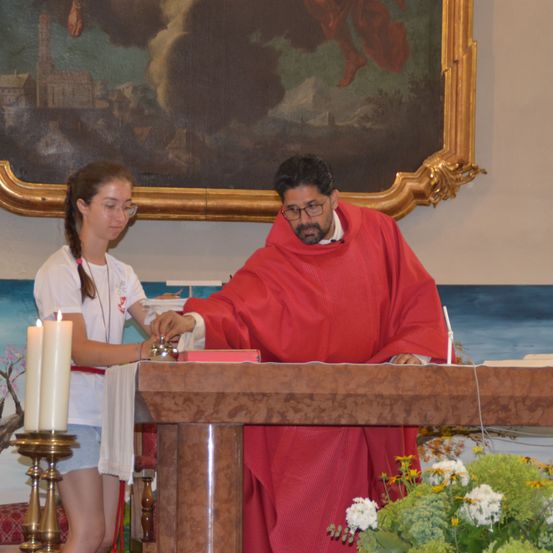 Bild enthält, Flower, Flower Arrangement, Flower Bouquet, Altar, Adult, Male, Man, Person, Candle, Priest